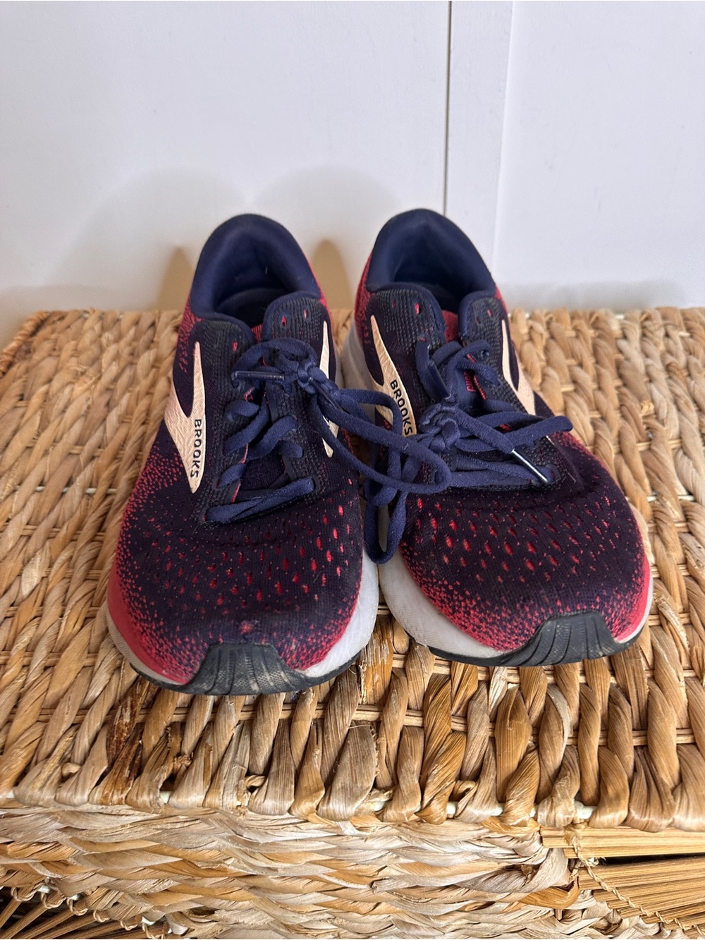 Brooks Navy and Pink Gradient Athletic Sneakers 7.5 D